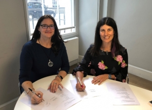 Lucy Findlay and Rebecca Dray signing Social Enterprise Mark franchise agreement